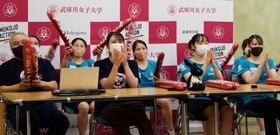 杉原にエールを送る武庫川女子大体操部の部員ら＝同大（提供）