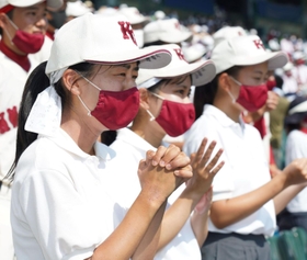 ４点を追う最終回の攻撃で、逆転を願いグラウンドを見つめる関学のマネジャー＝ほっともっとフィールド神戸（撮影・大田将之）