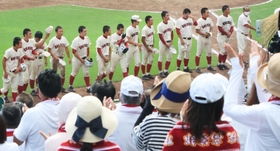 試合後、スタンドの応援団にあいさつする関学ナイン＝ほっともっとフィールド神戸（撮影・大田将之）