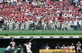 タオルを広げて声援を送る野球部員ら＝ほっともっとフィールド神戸（撮影・大田将之）