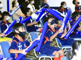 日本のチャンスにスティックバルーンをたたいて応援する浦風ＦＣの児童ら＝尼崎市潮江１、ホテルヴィスキオ尼崎（撮影・斎藤雅志）