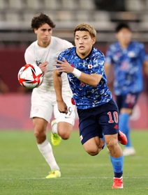 後半、ドリブルで攻め込む堂安（右）＝カシマスタジアム