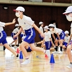 ダッシュの仕方を学ぶ子どもたち＝西宮市瓦林町、瓦林小学校