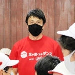 子どもたちに囲まれて笑顔を見せる朝原宣治さん＝西宮市瓦林町、瓦林小学校