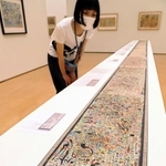 富塚純光さんの幅約８メートルの絵巻などが並ぶ会場＝兵庫県立美術館
