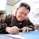 創作に打ち込む生前の舛次崇さん（一羊会提供）