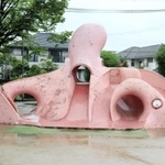 宝塚市の鶴の荘公園にあるタコの滑り台＝宝塚市鶴の荘