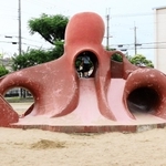 伊丹市の尼ケ池公園にあるタコの滑り台＝伊丹市瑞穂町４