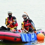 ボートで訓練ポイントへ向かう＝芦屋市内（市広報国際交流課提供）