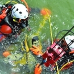 潜水隊員が要救助者と共に浮上する＝芦屋市内（市広報国際交流課提供）