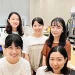 新スイーツ「豆蜂（トーファン）」を紹介する武庫川女子大学有井研究室の学生＝西宮市池開町