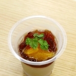 完成した「豆蜂（トーファン）」の紅茶味。名前は学生が考えた造語という