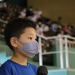 選手に質問をする児童＝県立尼崎スポーツの森