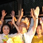 初当選を喜ぶ岡本信司氏＝猪名川町松尾台４