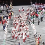 入場行進する日本選手団（中央）＝国立競技場