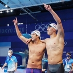 男子４００メートル個人メドレーで２位となり喜ぶ米国のジェイ・リザーランド。右は優勝したチェース・ケイリシュ＝東京アクアティクスセンター