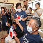 ジェイ・リザーランドが銀メダルに輝き、手を取り合って喜ぶ祖父・孝さんと祖母・美代子さん＝尼崎市内（撮影・斎藤雅志）