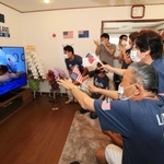 レース後、リザーランドが映し出されたテレビ画面に向かって祝福の言葉を贈る人たち＝尼崎市内（撮影・斎藤雅志）