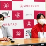 荒井にエールを送る武庫川女子大学水泳部の田嶋恭江部長（左）と長島知里主将＝同大学（提供）