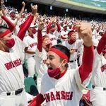 中盤までに得意の小技をからめて３点をもぎ取った関学。応援団は拳を突き上げ、歓喜に沸いた＝ほっともっとフィールド神戸（撮影・大田将之）