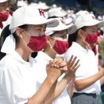 ４点を追う最終回の攻撃で、逆転を願いグラウンドを見つめる関学のマネジャー＝ほっともっとフィールド神戸（撮影・大田将之）