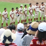 試合後、スタンドの応援団にあいさつする関学ナイン＝ほっともっとフィールド神戸（撮影・大田将之）