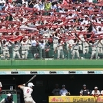 タオルを広げて声援を送る野球部員ら＝ほっともっとフィールド神戸（撮影・大田将之）