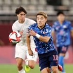 後半、ドリブルで攻め込む堂安（右）＝カシマスタジアム