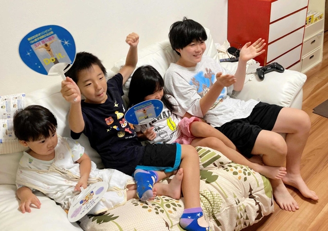 自宅で玉井陸斗を応援する「スポーツクラブ２１高小」の子どもら＝宝塚市内（提供）