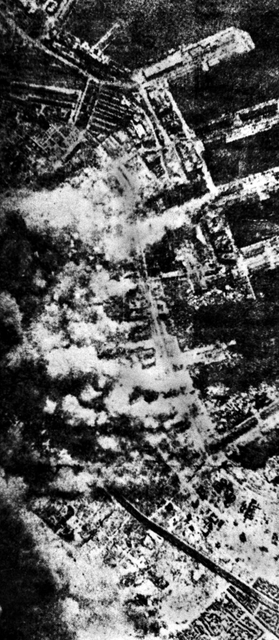 １９４５年６月５日朝、Ｂ２９爆撃機の攻撃を受けて炎上する神戸の街（米軍撮影）