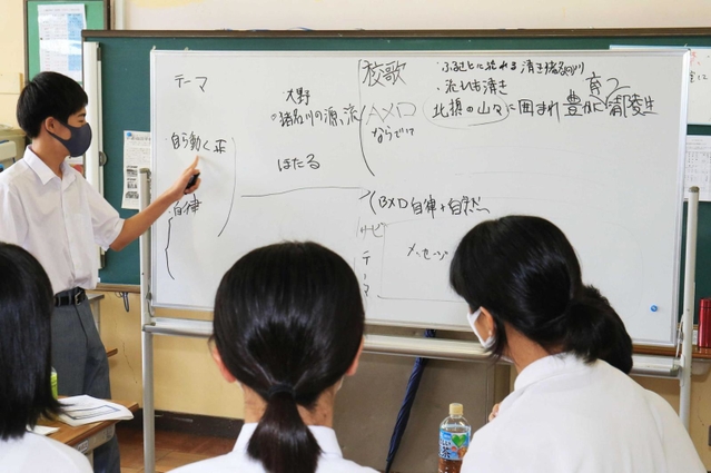 ホワイトボードに書き込まれた歌詞のフレーズなど＝猪名川町笹尾、六瀬中