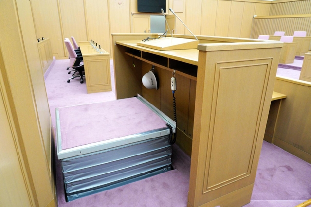 議場の演壇に整備されているリフト。ボタンで高さを調整できる＝芦屋市精道町