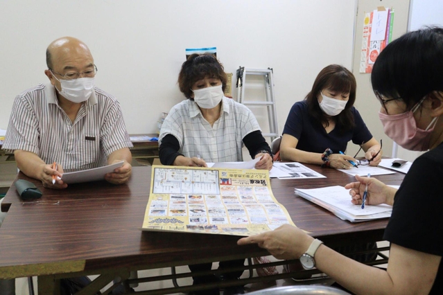 アミング潮江商店街振興組合のメンバーがマスコットキャラ「アミちゃん」を活用したイベントについて話し合う様子＝尼崎市潮江１