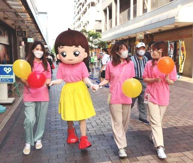 初登場のイベントで商店街を練り歩く「アミちゃん」＝アミング潮江商店街（提供）
