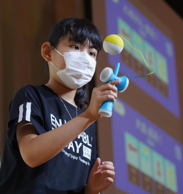 「電玉」を操り、次々と技を繰り出す小学生＝キッザニア甲子園