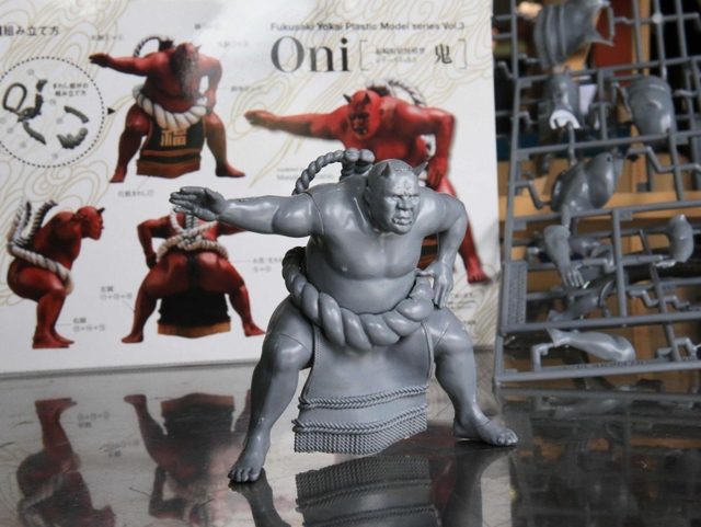 プラモデル「鬼」の完成品＝山八化成工業所（撮影・斎藤雅志）