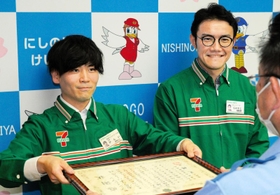 感謝状を受け取るセブン－イレブン西宮マリナパーク店の平井光也店長（左）と中筋裕輝オーナー＝西宮署