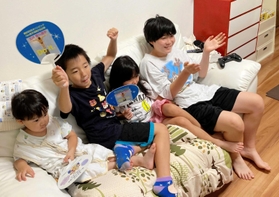 自宅で玉井陸斗を応援する「スポーツクラブ２１高小」の子どもら＝宝塚市内（提供）