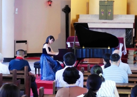 教会の聖堂に美しい音色を響かせる井関花さん＝芦屋市公光町、カトリック芦屋教会