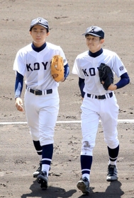 始球式を務めた元・甲陽学院野球部の吉田裕翔さん（左）と捕手役の嘉村太志さん＝甲子園球場（撮影・鈴木雅之）