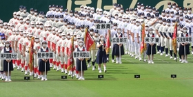 出場校のプラカードを手に選手たちを先導する市西宮の女子生徒たち＝西宮市甲子園町、甲子園球場（撮影・秋山亮太）