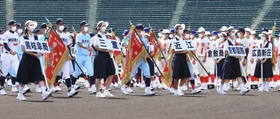 出場校のプラカードを手に選手たちを先導する市西宮の女子生徒たち＝西宮市甲子園町、甲子園球場（撮影・秋山亮太）
