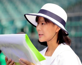 開会式の司会を務めた武庫川女子大付属高の金山未来さん（代表撮影）