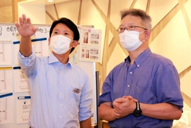 県医師会の平林弘久理事（右）から説明を受ける斎藤元彦県知事＝ホテルヒューイット甲子園西館（提供）