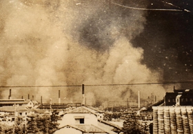 １９４５年８月６日の空襲で燃える西宮市街（多田克さん提供）