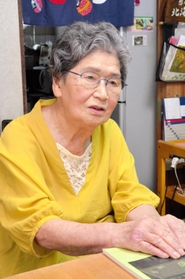 １９４５年６月１５日の空襲体験を語る淀川トシ子さん＝尼崎市