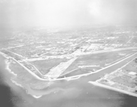 鳴尾飛行場一帯。右は鳴尾川＝１９５９年