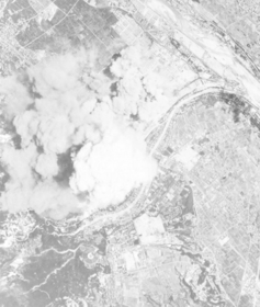 米軍が撮影した川西航空機宝塚製作所への爆撃。右上は武庫川（米国国立公文書館所蔵）