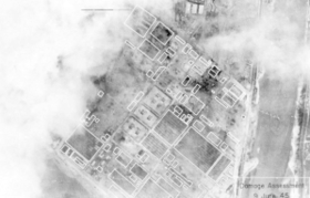 川西航空機鳴尾製作所への爆撃後、米軍が撮影した写真（米国国立公文書館所蔵）
