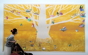 特別展示の壁画には、一般市民も参加して手掛けた鳥のコラージュが飾られた＝西宮市大谷記念美術館